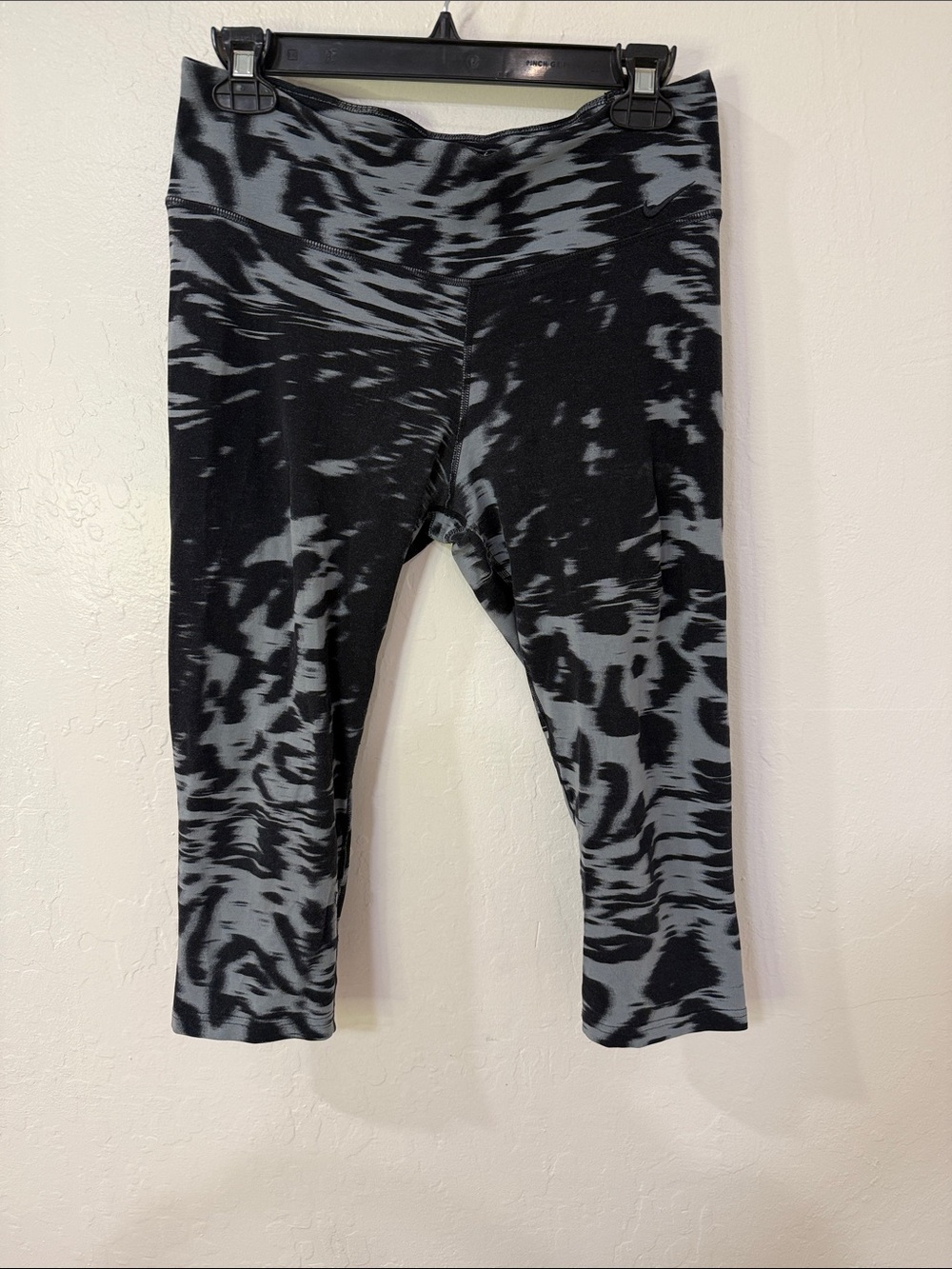 Nike Dri-Fit Black & Gray Patterned Capri Leggings